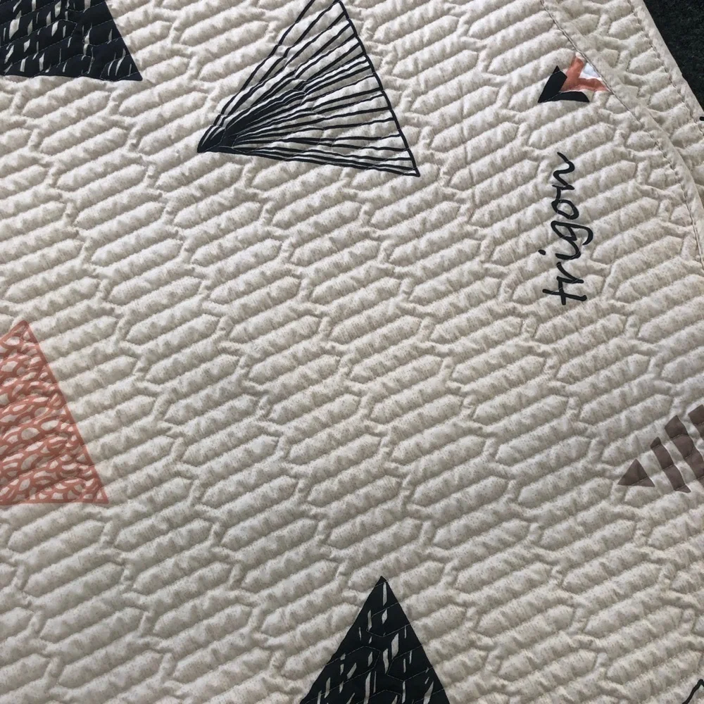 Uni-sex Twin Lightweight Trigon Triangles Bedspread Beige Navy 80X65 Dorm Room